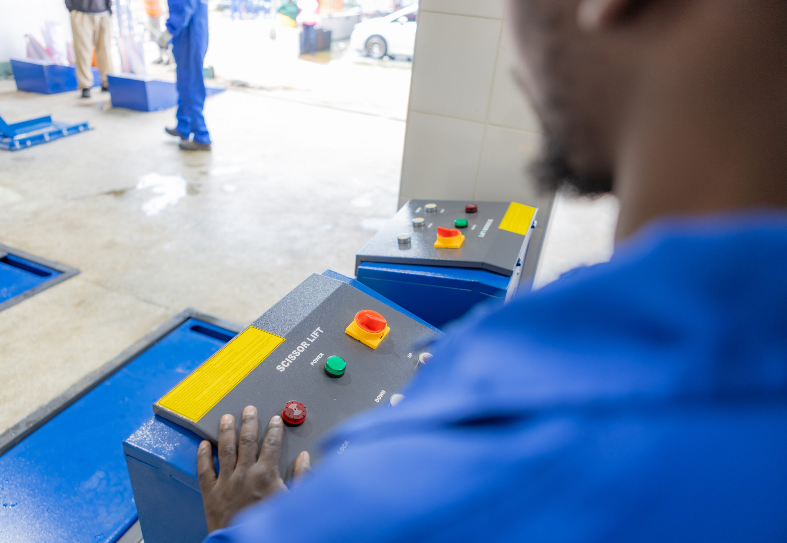 operating scissor lift